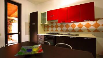 Køleskab, ovn, kogeplade, kaffe-/temaskine