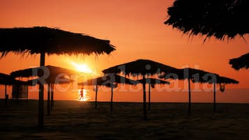 Ubicación cercana a la playa y tumbonas