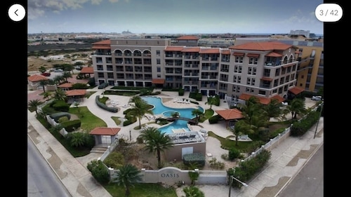 Luxury Condo front the Pool, Serenity Just Steps Away from the Beach Bliss