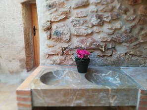 Property grounds - Casa Font . Price for 6 people. Check prices for 4 people. (Benissanet)