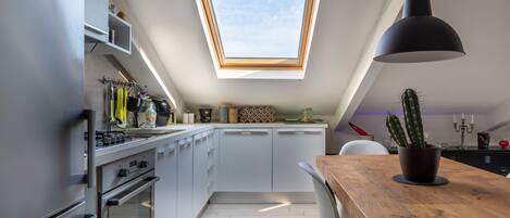 ثلاجة، فرن، موقد طهي مسطح، غسالة أطباق