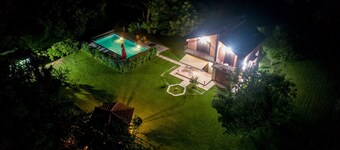 プライベートプール、サウナ、屋内と屋外のホットタブ、川...