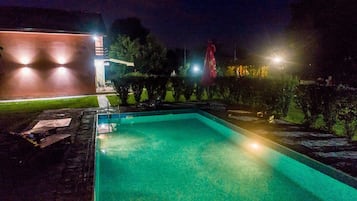 Una piscina al aire libre