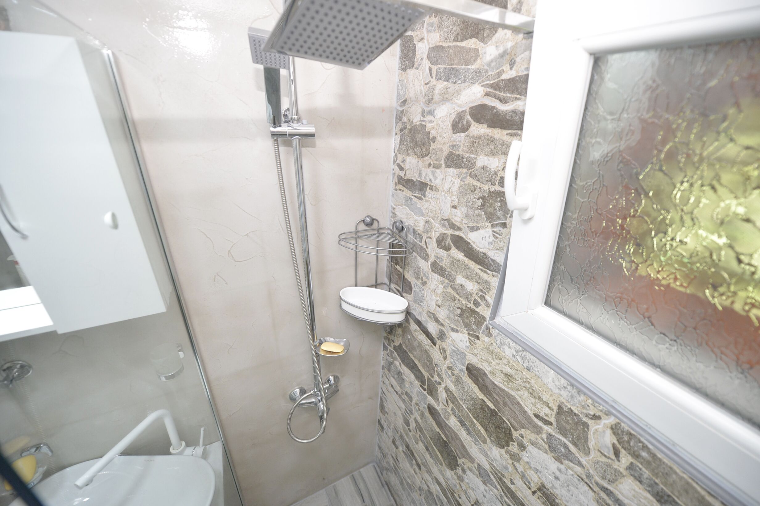 Combined shower/bathtub, jetted bath, hair dryer, towels