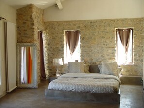 6 slaapkamers, een bureau, een strijkplank/strijkijzer, wifi