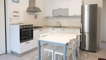 Frigorifero, forno, lavastoviglie, tavolo da pranzo
