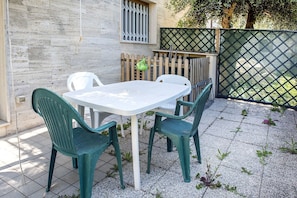Outdoor dining - S027 - Sirolo, new three-room apartment with terrace in the center (Sirolo)