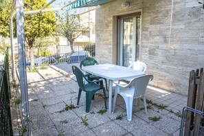 Outdoor dining - S027 - Sirolo, new three-room apartment with terrace in the center (Sirolo)