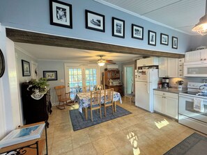 冷蔵庫、電子レンジ、食器洗い機、コーヒー / ティーメーカー