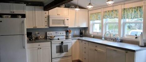 Refrigerador, microondas, lavavajillas y cafetera y tetera