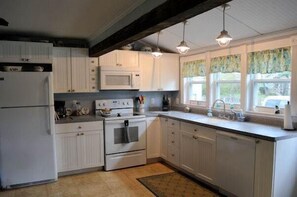 Fridge, microwave, dishwasher, coffee/tea maker - Hancock House -Single Family Home - Screened Porch, NO LINENS PROVIDED (Chincoteague)