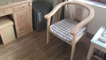 Luxury Bungalow, 1 Queen Bed, Garden View | Premium bedding, individually furnished, desk, blackout curtains