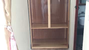 Shower, shower pijat air,  dan perlengkapan mandi gratis