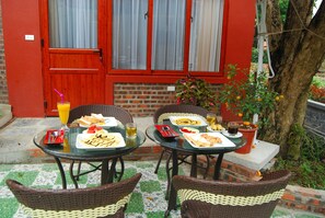 奢華單棟小屋, 1 張加大雙人床, 花園景 | 房內用餐