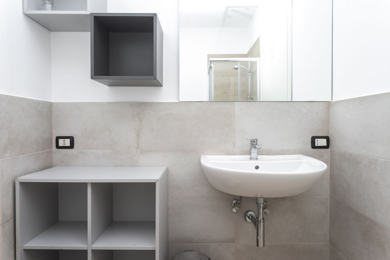 Bañera con ducha, bidet, toallas