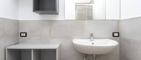 Een bad/douchecombinatie, een bidet, handdoeken