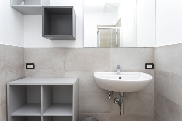 Combined shower/tub, bidet, towels