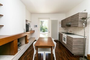Fridge, oven, dining tables - N039 - Numana, villa with garden a stone's throw from the sea (Numana)