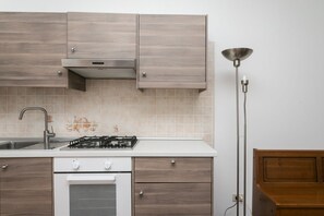 Fridge, oven, dining tables - N039 - Numana, villa with garden a stone's throw from the sea (Numana)