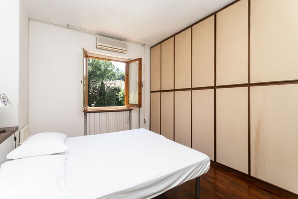 4 bedrooms, desk, WiFi, bed sheets