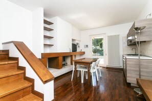 ثلاجة، فرن، مائدة طعام