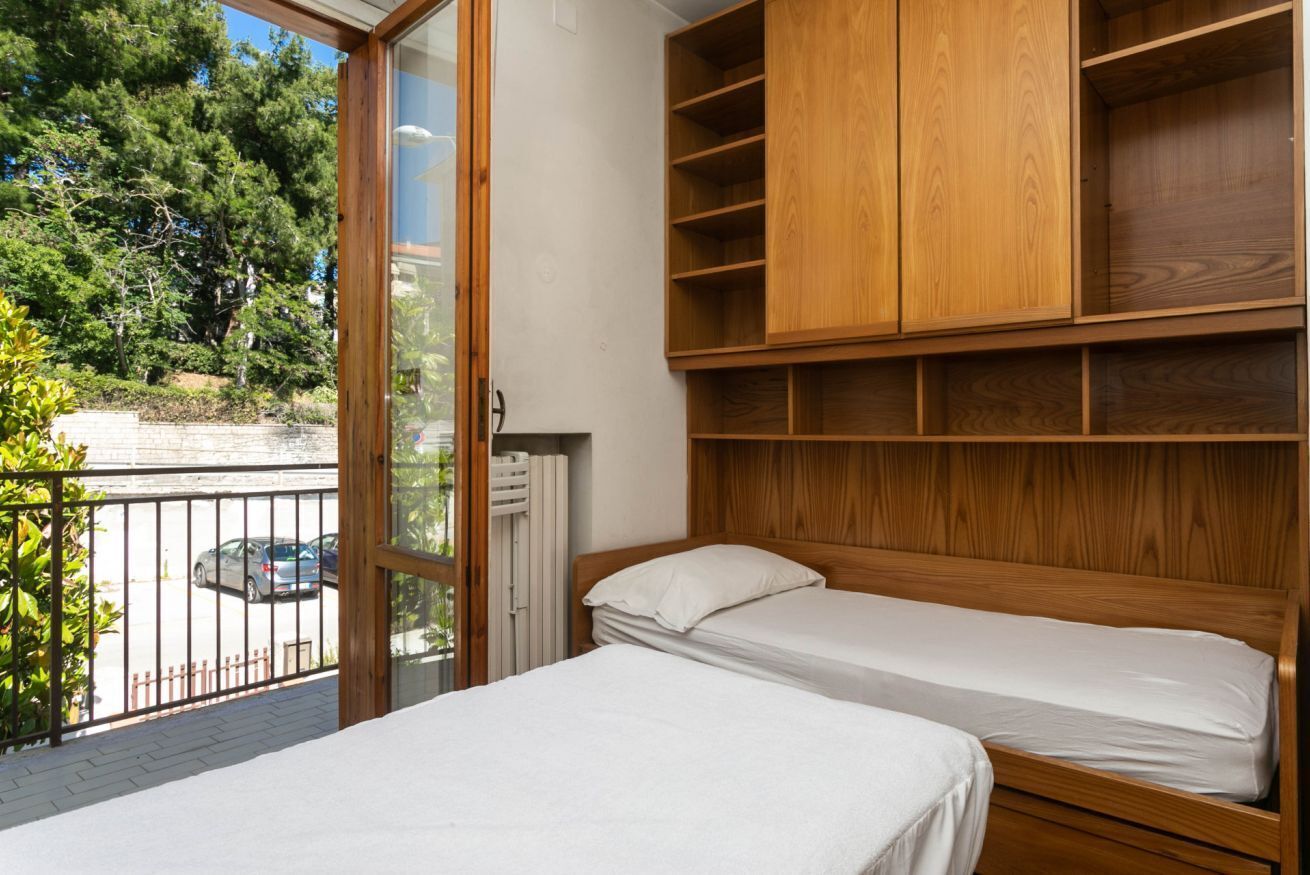 4 bedrooms, desk, WiFi, bed sheets