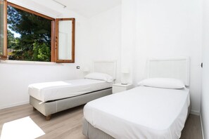 4 bedrooms, desk, WiFi, bed sheets - N039 - Numana, villa with garden a stone's throw from the sea (Numana)