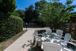 Outdoor dining - N039 - Numana, villa with garden a stone's throw from the sea (Numana)