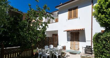 N039 - Numana, villa with garden a stone's throw from the sea