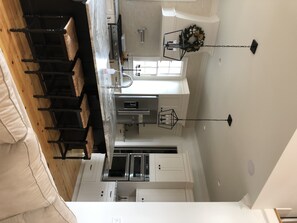 Jääkaappi, mikroaaltouuni, uuni, liesi