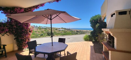Magnificent 2 Bed Town House overlooking the beach at Meia Praia 