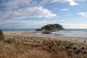 Beach nearby, beach towels - Spacious Large Modern Apartment in Fantastic Location (Tauranga)