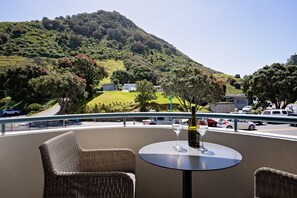 Outdoor dining - Spacious Large Modern Apartment in Fantastic Location (Tauranga)
