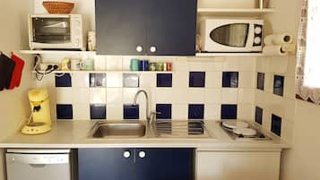 Fridge, oven, dishwasher, cookware/dishes/utensils