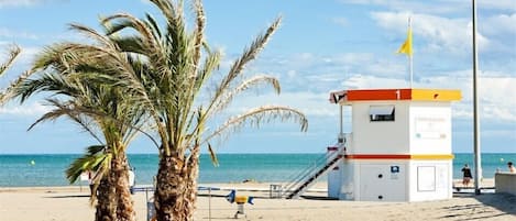 Una spiaggia nelle vicinanze