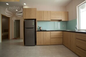 Refrigerador, parrilla de estufa y utensilios de cocina 