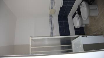 Douche, sĂšche-cheveux, bidet, serviettes fournies