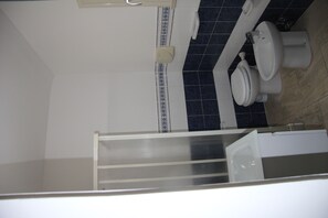 Dusche, Haartrockner, Bidet, Handtücher