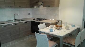 Frigorifero, microonde, forno, piano cottura