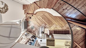A spiral staircase with wooden steps and a modern design. - Duplex Studio Apartment with Parking and Bike Storage in Chiavari (Chiavari)