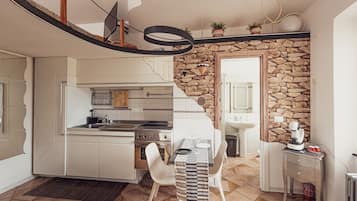 Fridge, oven, stovetop, coffee/tea maker