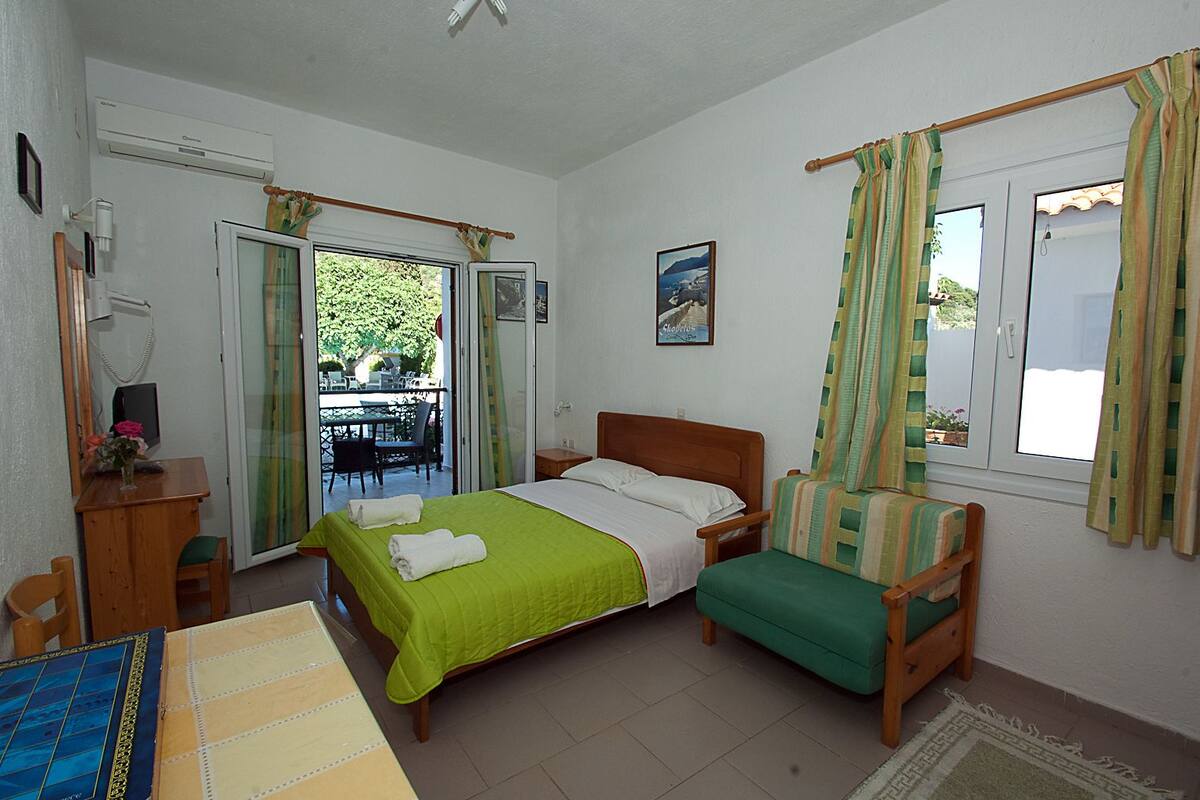 Monolocale comfort, vista giardino | Biancheria da letto ipoallergenica, insonorizzazione