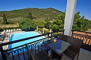 Traditionele maisonnette, uitzicht op zwembad | Kameruitzicht