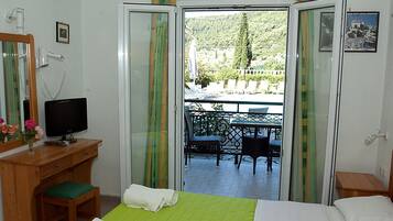 Comfort Studio, Garden View | Private kitchen | Fridge, stovetop, electric kettle, cookware/dishes/utensils