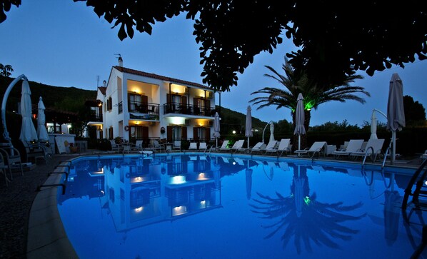 Een seizoensgebonden buitenzwembad, parasols voor strand/zwembad