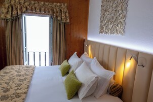 高级双人房, 露台, 山景 | 迷你吧、客房内保险箱、办公桌、隔音