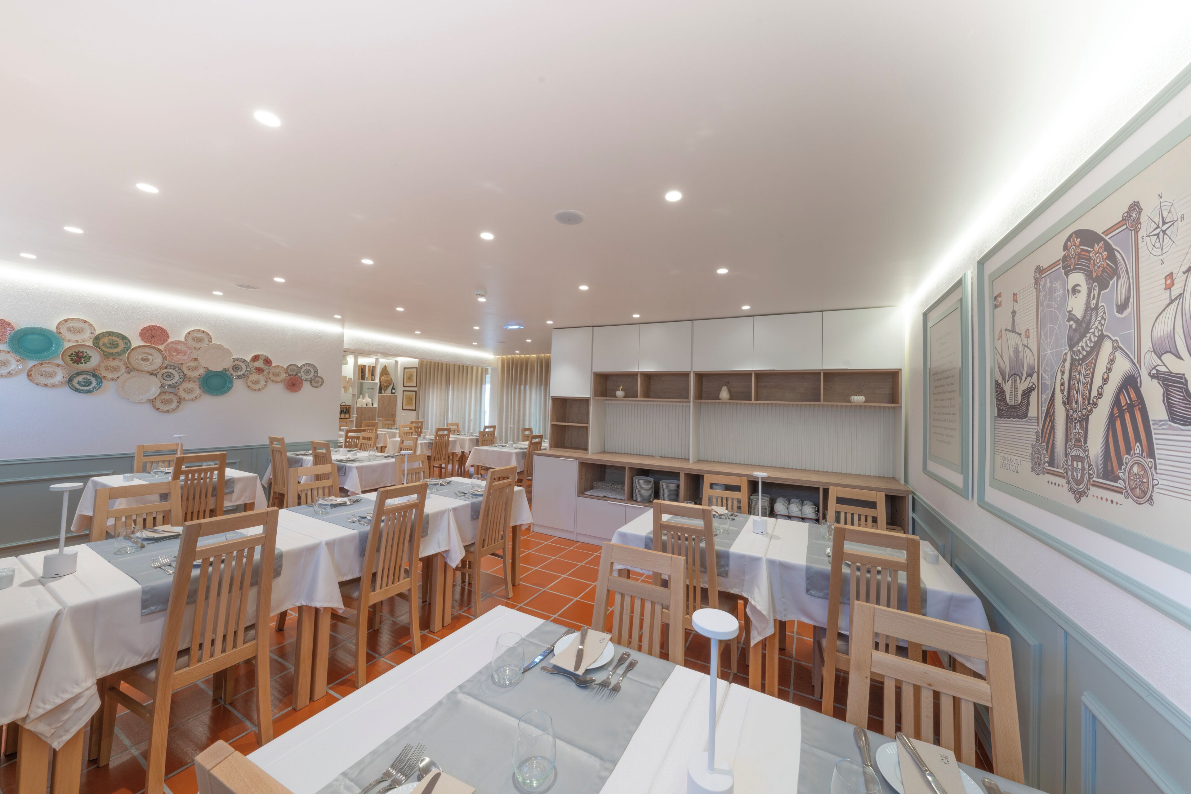 Serveert ontbijt, lunch, diner, regionale gerechten 