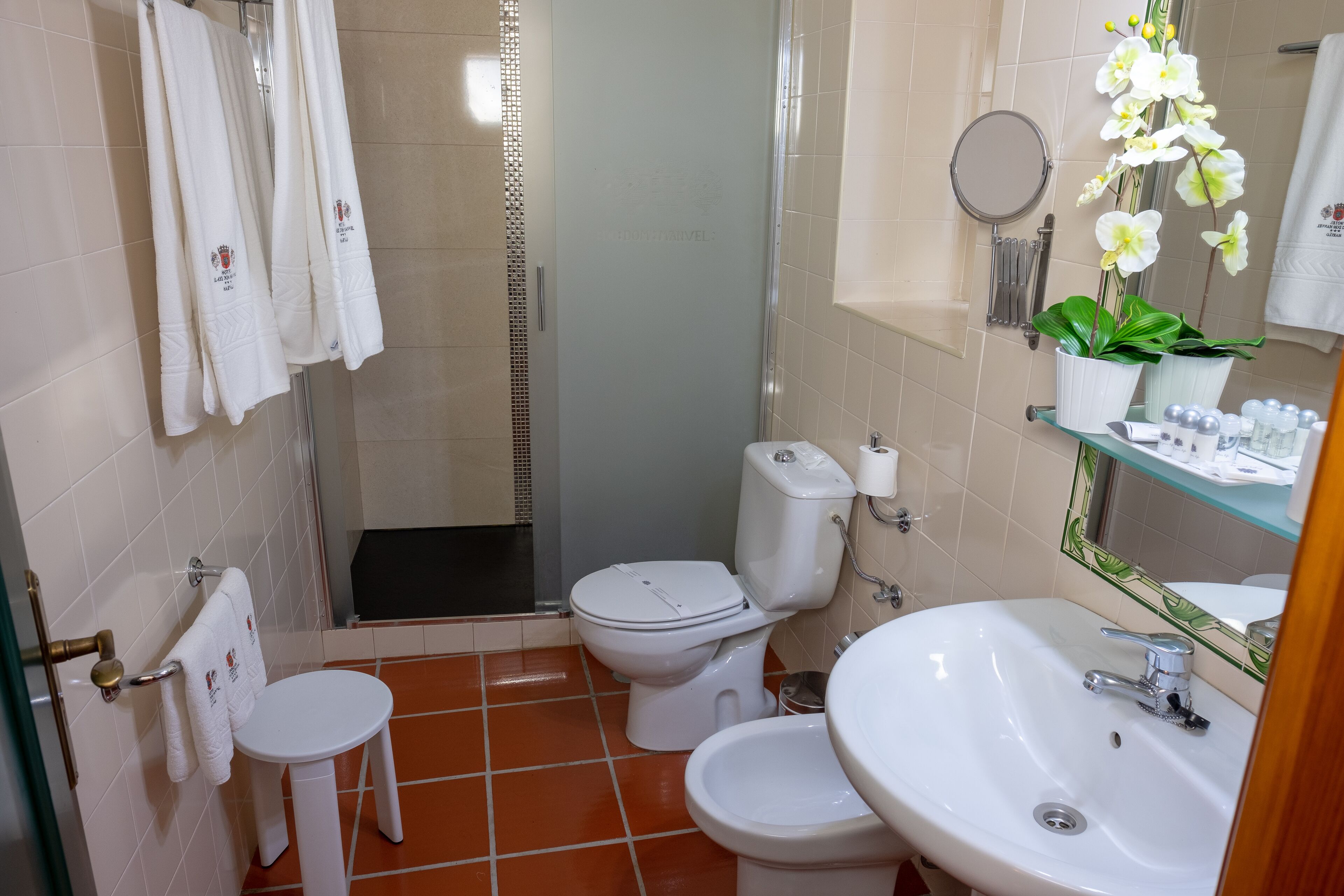 shower, rainfall showerhead, free toiletries, hair dryer