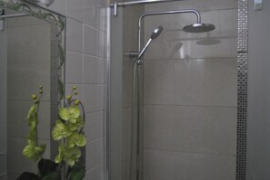 Standard Triple Room | Bathroom shower - Hotel Dom Manuel (Marvao)
