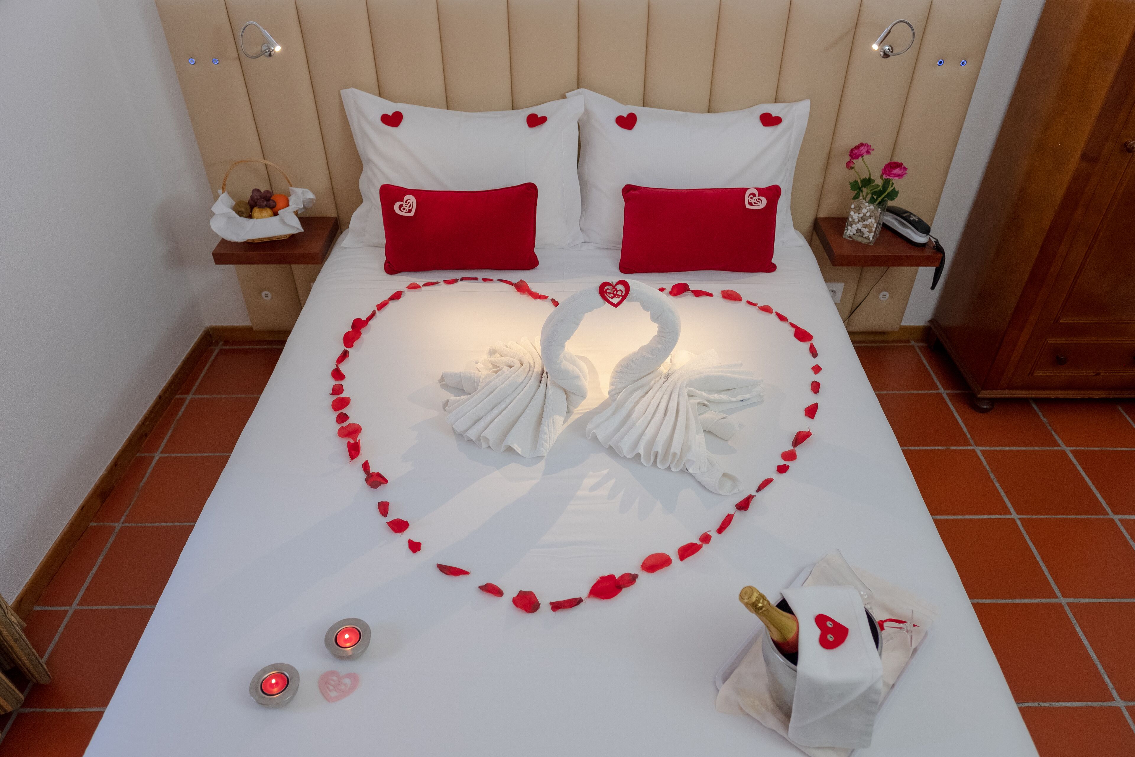 Romantic Double Room | Minibar, in-room safe, desk, soundproofing